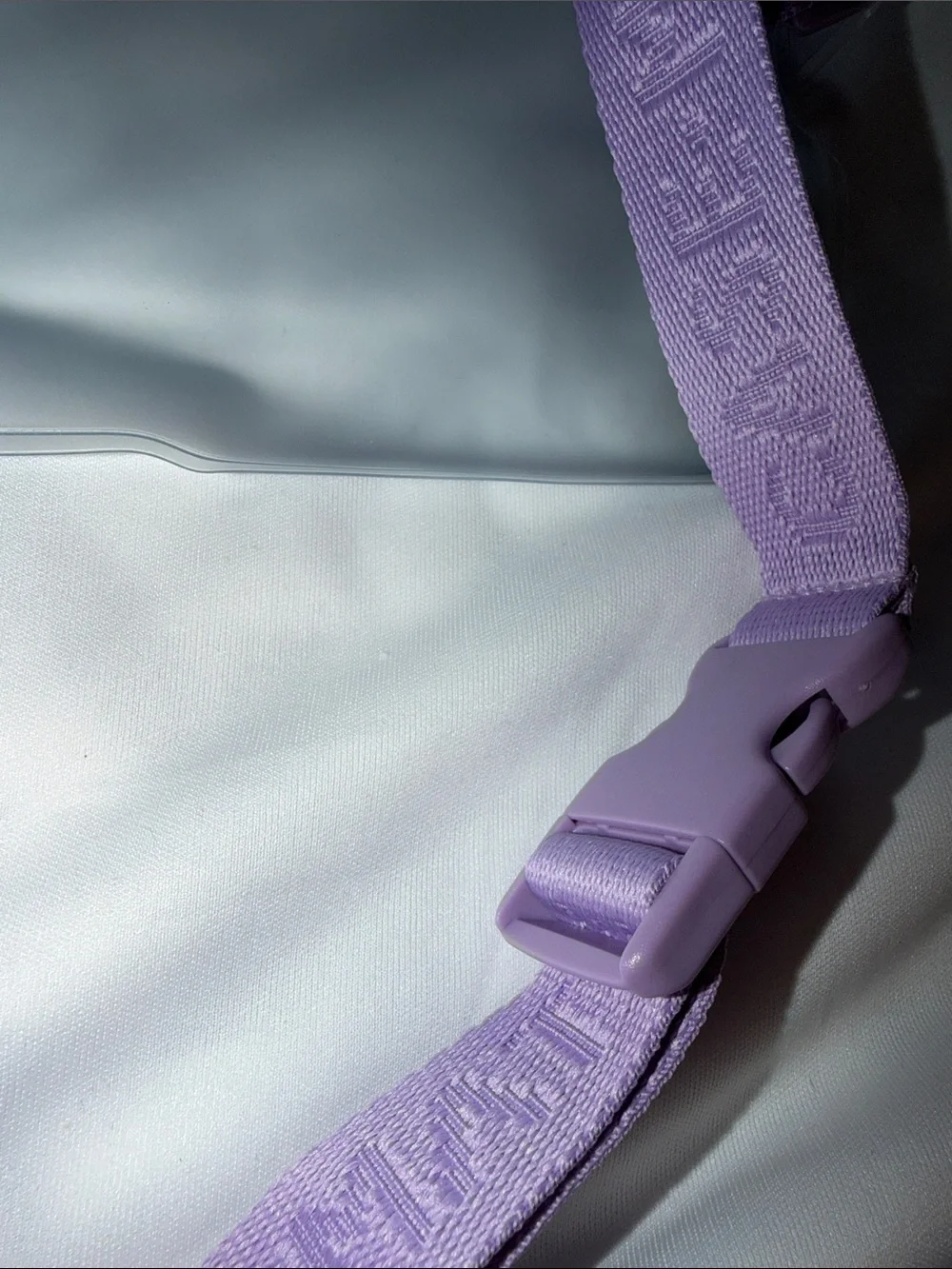 A BEAUTY-NEW case-mate Iridescent Waterproof Phone Belt Bag/Crossbody Strap.